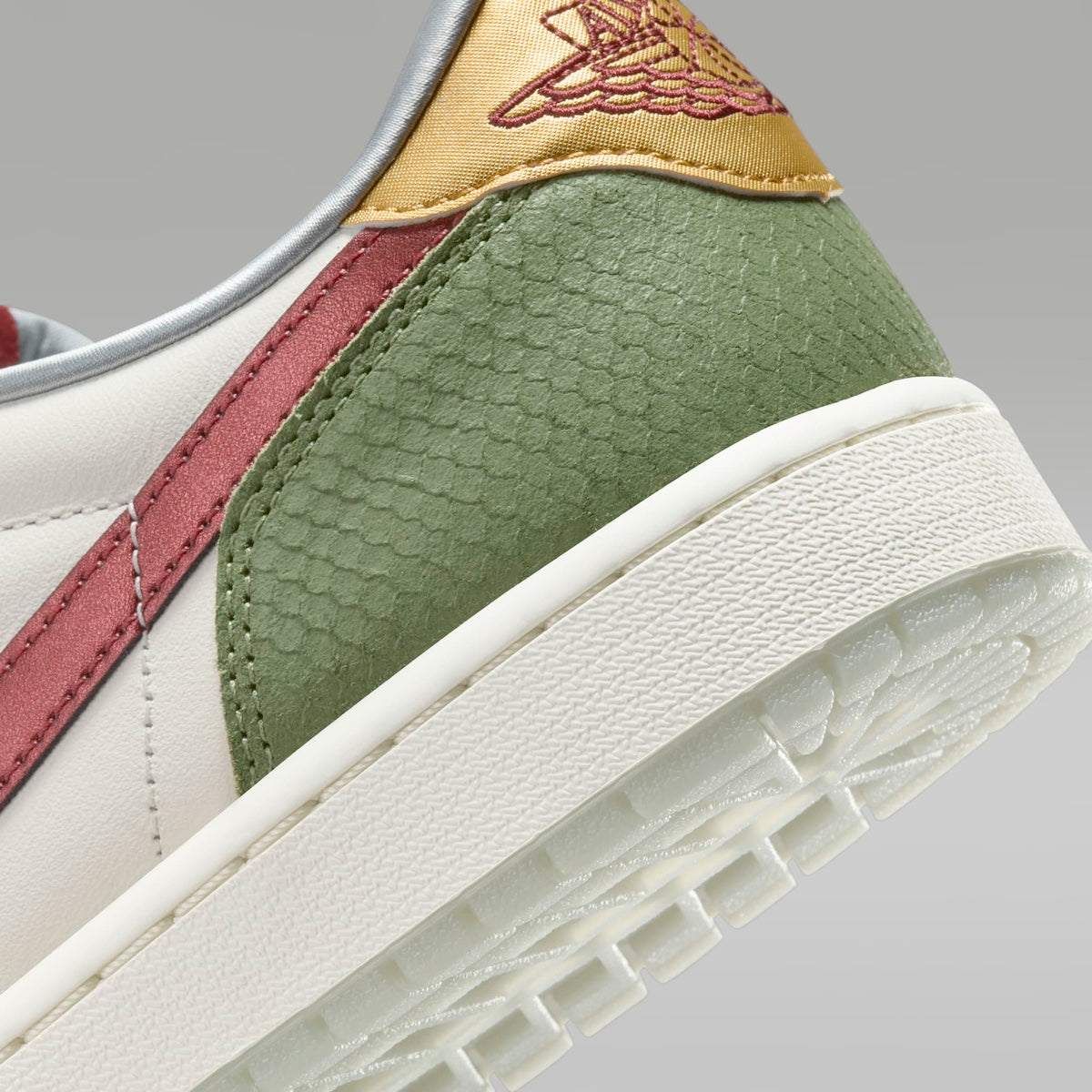 Jordan 1 Retro Low OG Year of the Dragon (2024) - Vista 9