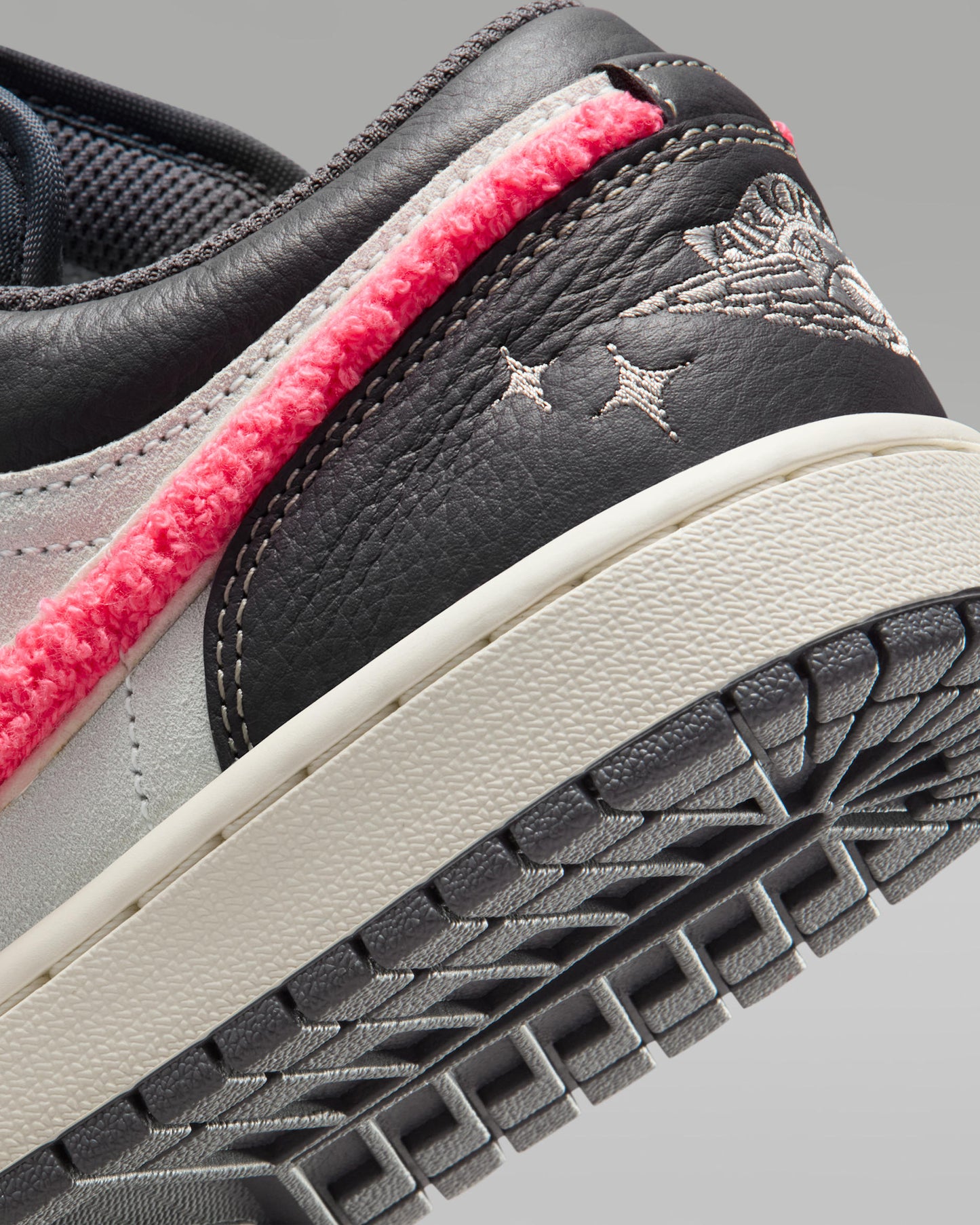 Jordan 1 Low Light Graphite Hot Punch (Women's) - Vista 8
