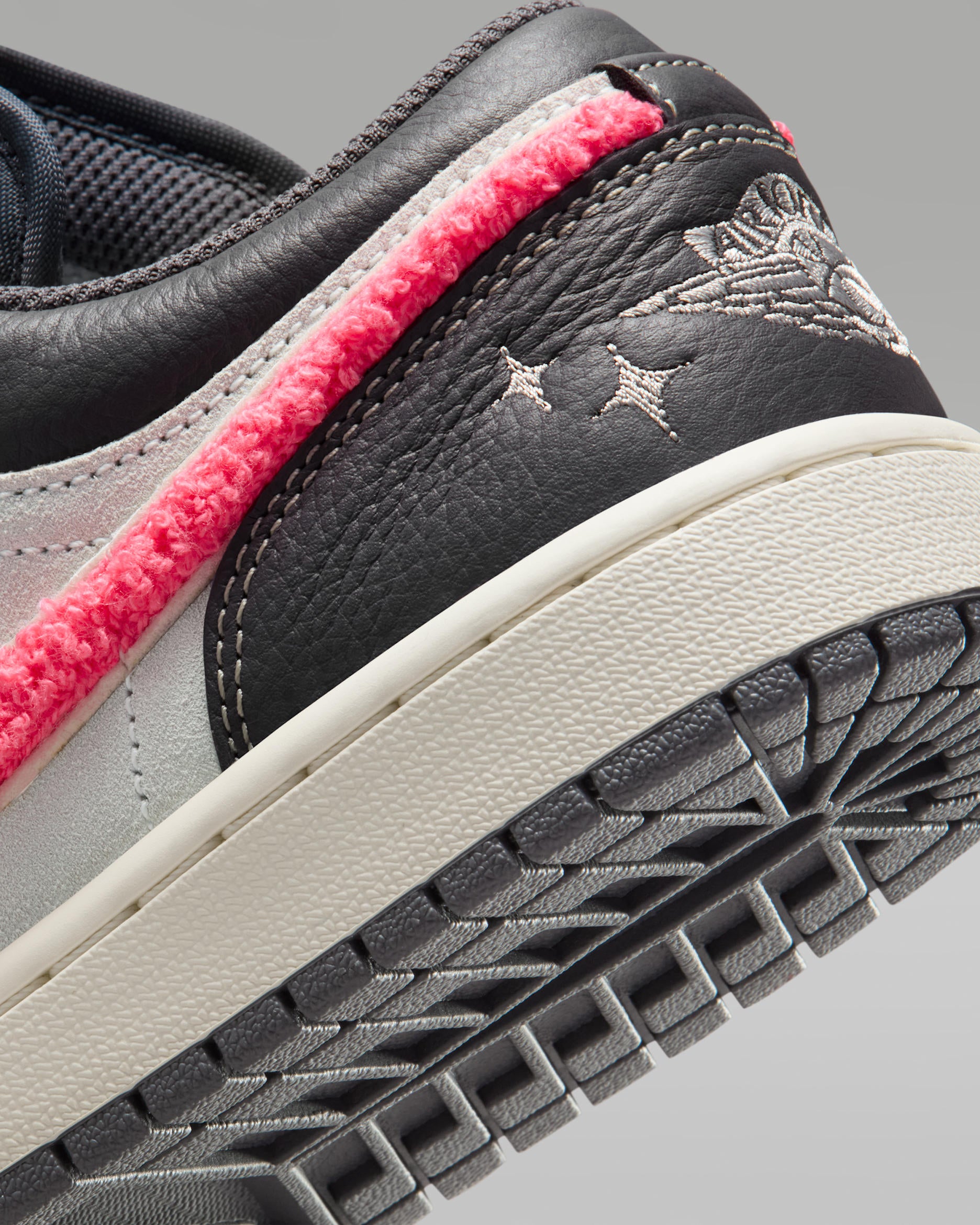 Jordan 1 Low Light Graphite Hot Punch (Women's) - Vista 8