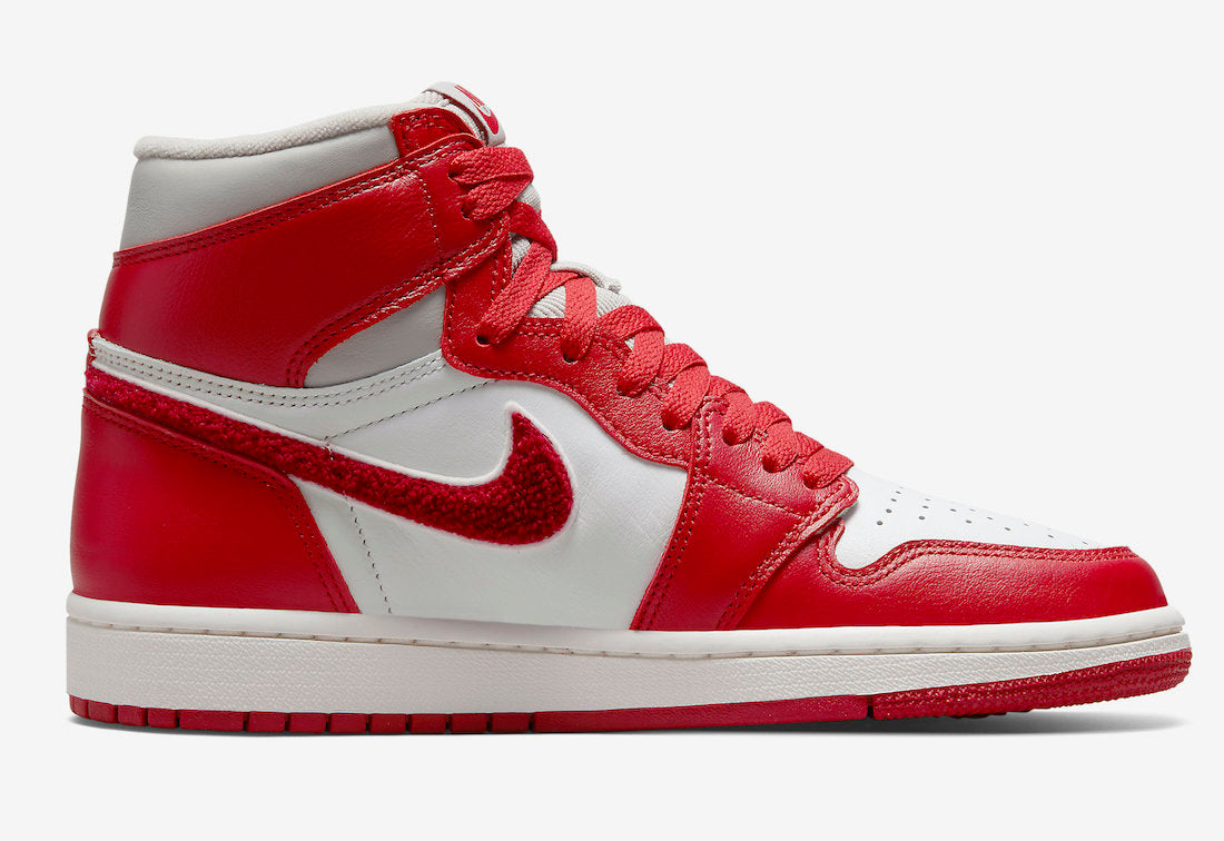 Jordan 1 Retro High OG Varsity Red (Women's) - Vista 3