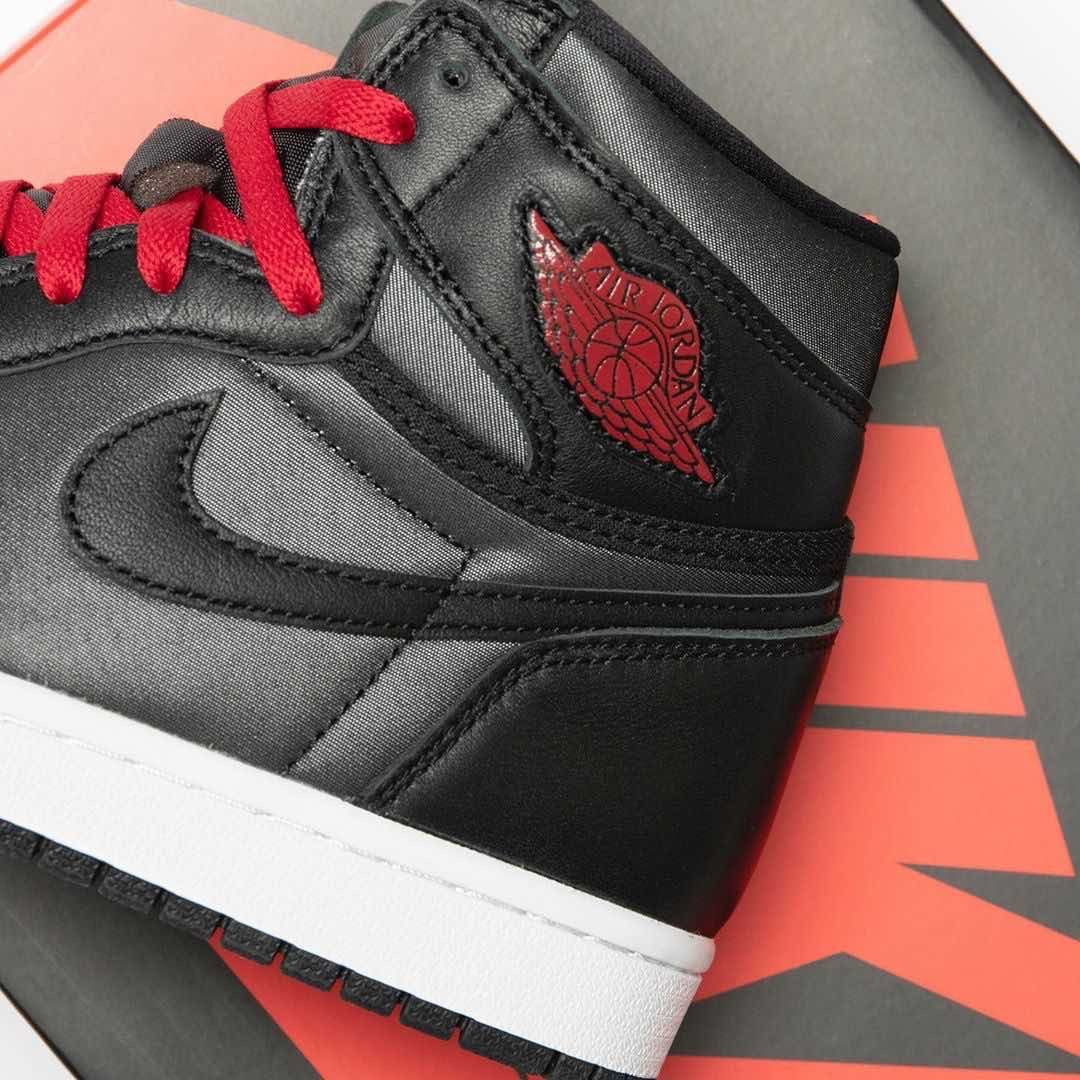 Jordan 1 Retro High Black Satin Gym Red - Vista 6