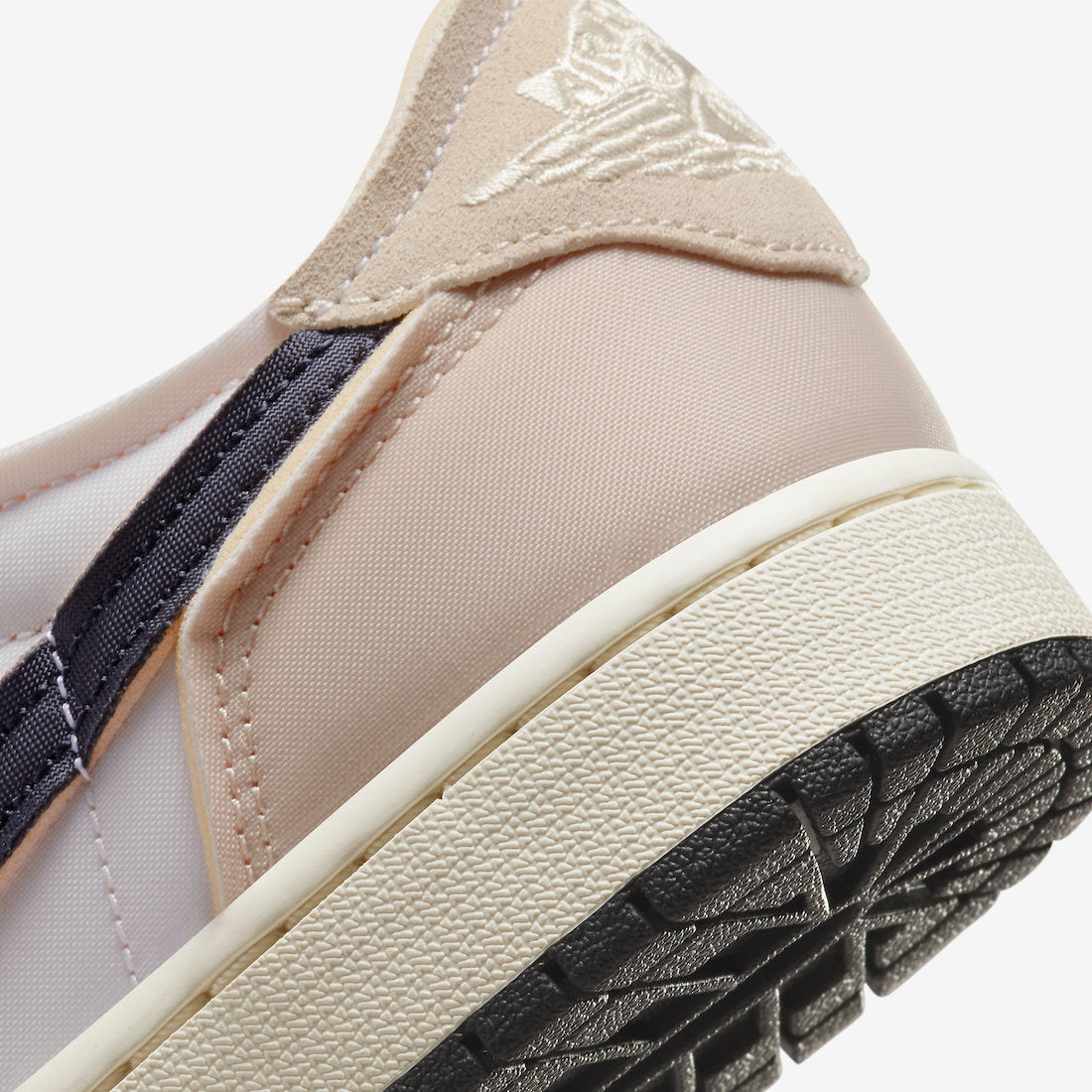 Jordan 1 Retro Low OG EX Coconut Milk - Vista 8