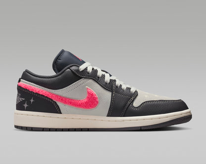 Jordan 1 Low Light Graphite Hot Punch (Women's) - Vista 3