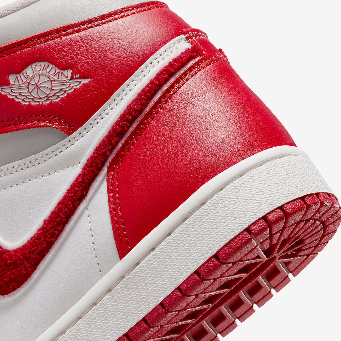 Jordan 1 Retro High OG Varsity Red (Women's) - Vista 9