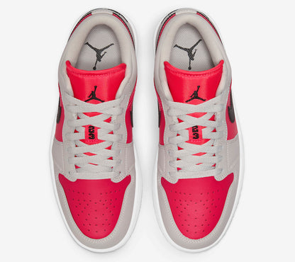 Jordan 1 Retro Low Light Iron Ore Siren Red (Women's) - Vista 4