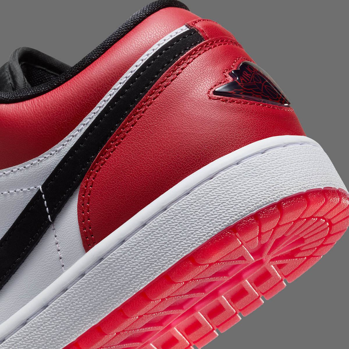 Jordan 1 Low SE Black Toe (2025) - Vista 8